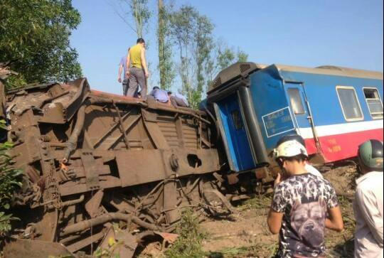 Vụ tai nạn khiến 3 người chết và hàng chục người bị thương.
