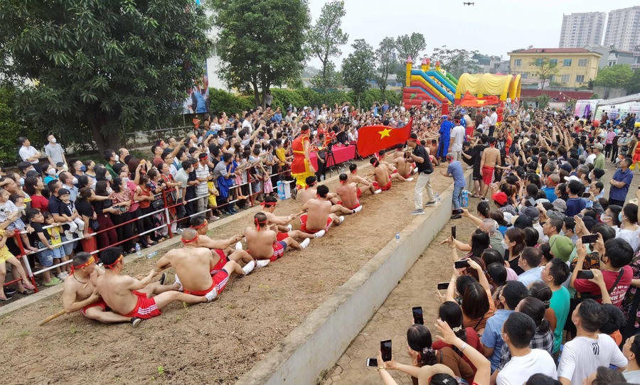 Trong tiếng trống hội rộn rã, tiếng hò reo cổ vũ cả dân làng, trai tráng khoẻ mạnh nhanh tay ra sức kéo cây song.
