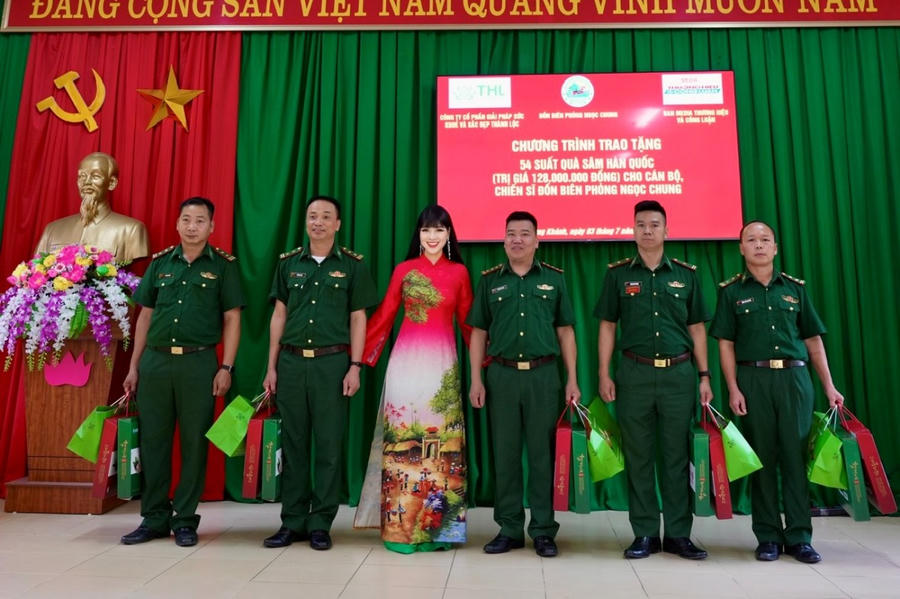 Doanh nhân Lã Thị Quỳnh Thoa tặng quà cho cán bộ, chiến sĩ Đồn Biên phòng Ngọc Chung, Ban Chỉ huy Bộ đội Biên phòng Cao Bằng.