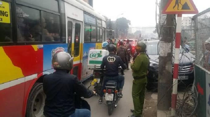 Lực lượng chức năng phân luồng giao thông tại nơi xảy ra sự việc.