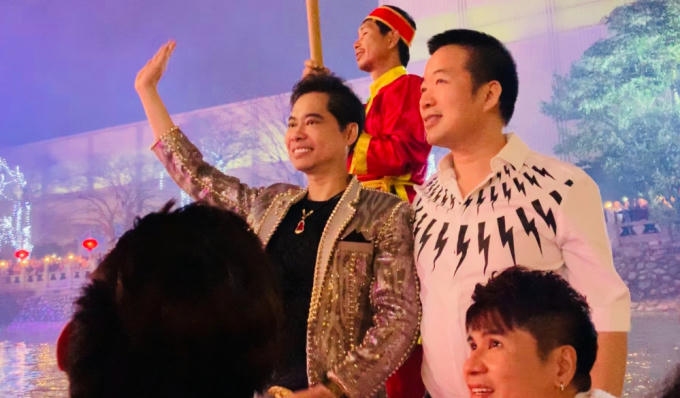 Danh ca Ngọc Sơn cưỡi thuyền rồng, hát Quan họ và tặng vàng cho khán giả Bắc Ninh