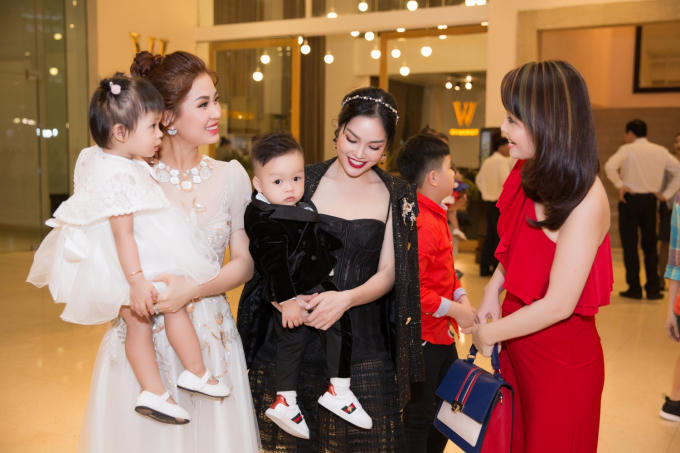 Trương Ngọc Ánh dẫn con gái tham gia Asian Kids Fashion Week
