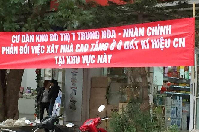 Cư dân căng băng rôn phản đối việc Vinaconex xây tòa nhà cao 18 tầng tại ô đất ký hiệu CN trong Khu đô thị mới Trung Hòa Nhân Chính. Ảnh cư dân cung cấp.