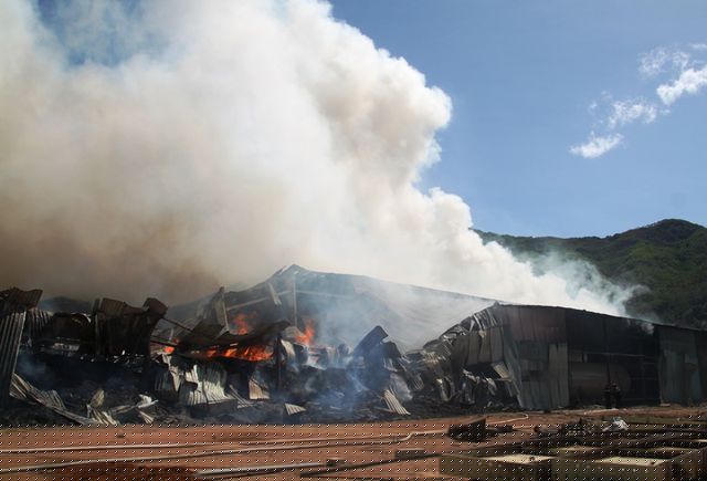 Cách hàng km nhưng vẫn thấy cột khói bốc lên nghi ngút