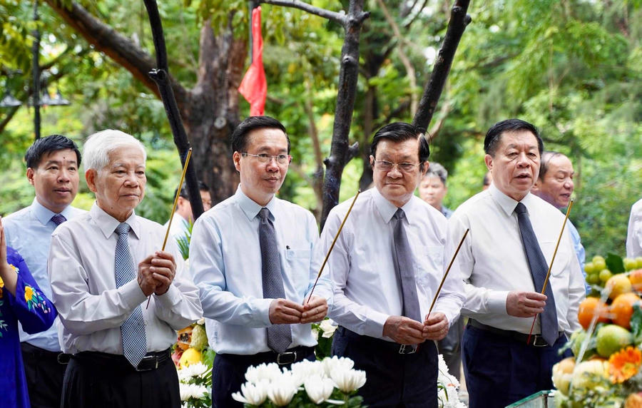 Chủ tịch nước Võ Văn Thưởng dâng hương tại Nghĩa trang Hàng Dương. (Hình: CTV)