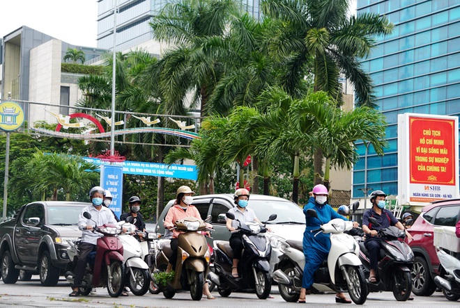 Người dân thành phố Thanh Hóa ra đường đi làm sau 14 ngày