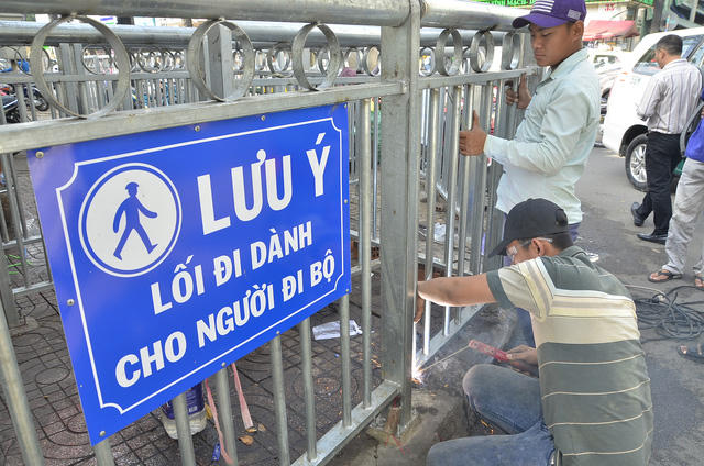 Trước đó UBND phường 12, quận 5 chừa hai lối ra vào trên vỉa hè nhưng hiện nay đã hàn lại bớt 1 lối để hạn chế hàng rong.