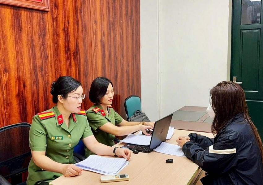 Cơ quan công an làm việc với người mạo danh TAND Cấp cao tại Hà Nội chuyển 200 nghìn ủng hộ bão lũ.