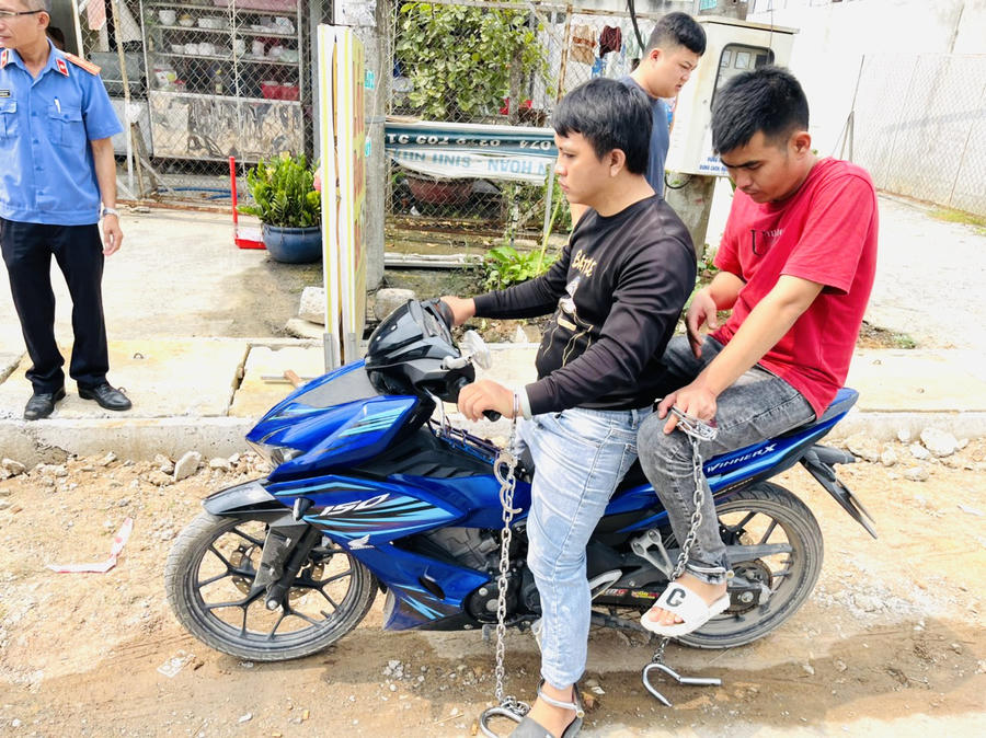 Đối tượng Bích và Đông thực nghiệm lại hiện trường.