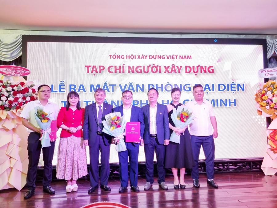 Tập thể cán bộ Văn phòng đại diện Tạp chí Người Xây dựng tại TP HCM nhận các quyết định và hoa chúc mừng của lãnh đạo Tổng hội Xây dựng Việt Nam, lãnh đạo Tạp chí Người Xây dựng và đại diện Sở TT&TT TP.HCM