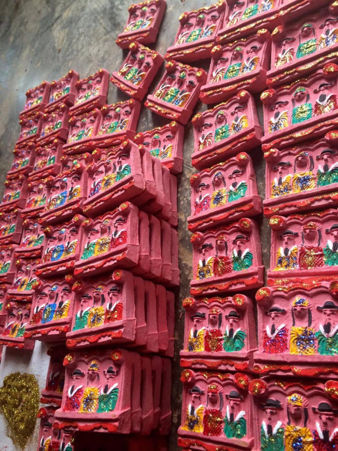 Các bức tượng được hong gió cho khô sau khi sơn, chờ đóng gói.