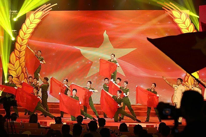 Một trong những tiết mục nghệ thuật đặc sắc của Công an Thủ đô.
					
				
			
			Một trong những tiết mục nghệ thuật đặc sắc của Công an Thủ đô.