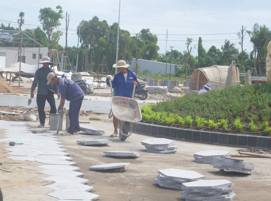 Hiện công trình đang thi công gấp rút, công nhân làm việc cả ban đêm để kịp tiến độ, quyết tâm hoàn thành vào cuối tháng 9 tới, góp phần chào mừng Đại hội Đảng bộ tỉnh.