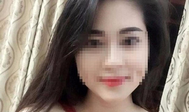 Nổi cơn n&oacute;ng giận, chồng tu&ocirc;n gần 4 chục nh&aacute;t dao v&agrave;o người vợ