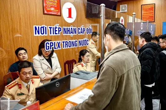 Bảo đảm việc tiếp nhận hồ sơ cấp đổi GPLX không bị gián đoạn, tạo điều kiện thuận lợi cho người dân và doanh nghiệp. Ảnh minh họa.