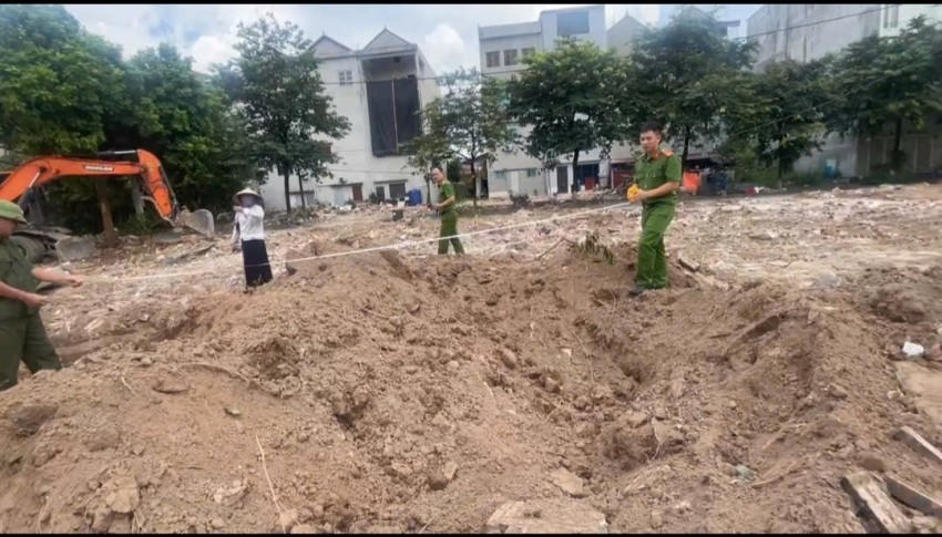 Cơ quan chức năng tiến hành đo đạc hiện trạng các tài sản là cây cối bị phá huỷ.