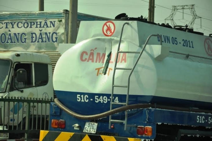 Lỗ thủng trên xe bồn.