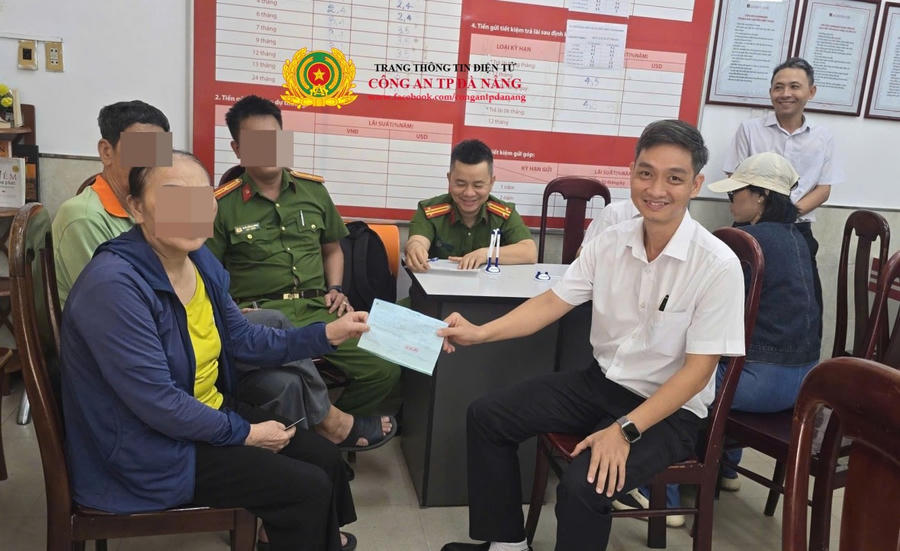 Kịp thời ngăn chặn bà P. chuyển tiền cho Công an giả - Ảnh Công an TP Đà Nẵng.