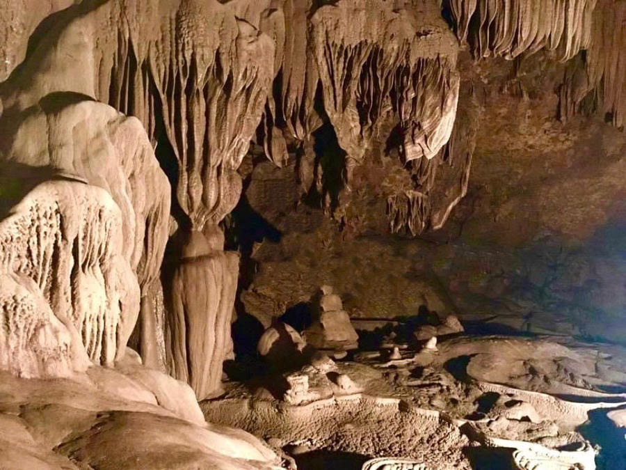 Hang Khâu Mèng với từng lớp thạch nhũ lung linh, huyền ảo tạo thành một bức họa thiên nhiên kỳ vĩ.