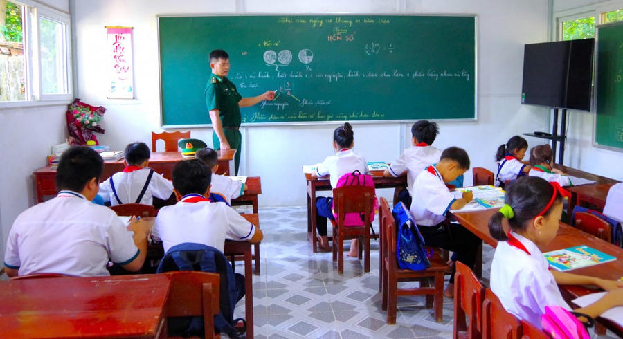 Thầy giáo Trần Bình Phục vẫn miệt mài đem con chữ đến với các cháu học sinh trên đảo.