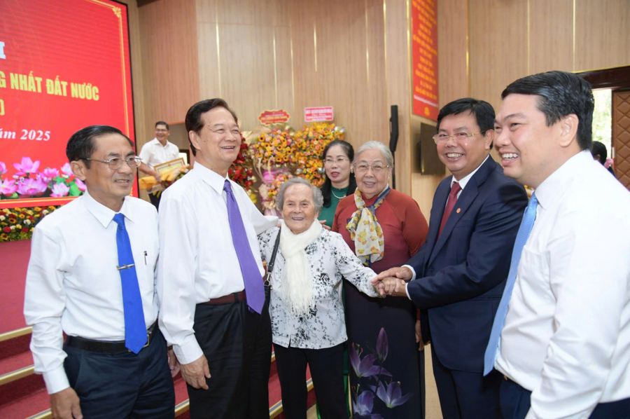 Nguyên Thủ tướng Chính phủ Nguyễn Tấn Dũng cùng lãnh đạo tỉnh Kiên Giang thăm hỏi Mẹ Việt Nam anh hùng và các lão thành cách mạng