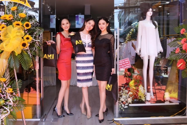 Đây là thương hiệu thời trang bình dân mà rất nhiều người đẹp trong showbiz yêu thích và lựa chọn bởi kiểu dáng trẻ trung, thanh lịch và giá cả hợp lý.