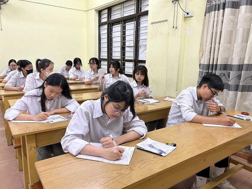 Các sĩ tử tập trung ghi thông tin vào giấy thi, sẵn sàng làm bài thi tại kỳ thi tốt nghiệp THPT năm 2024.