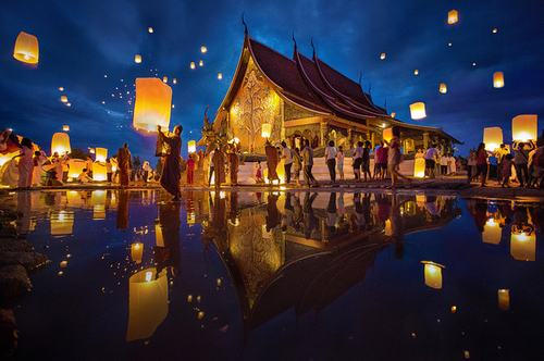 Lễ hội thả đèn trời thu hút du khách ở Thái Lan.