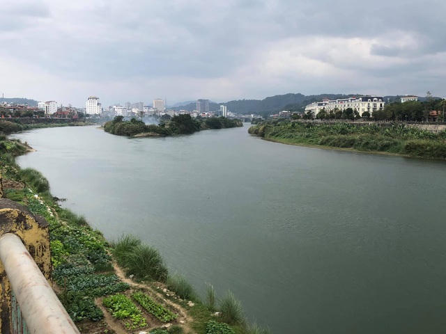 Nước sông Hồng có màu xanh bất thường.