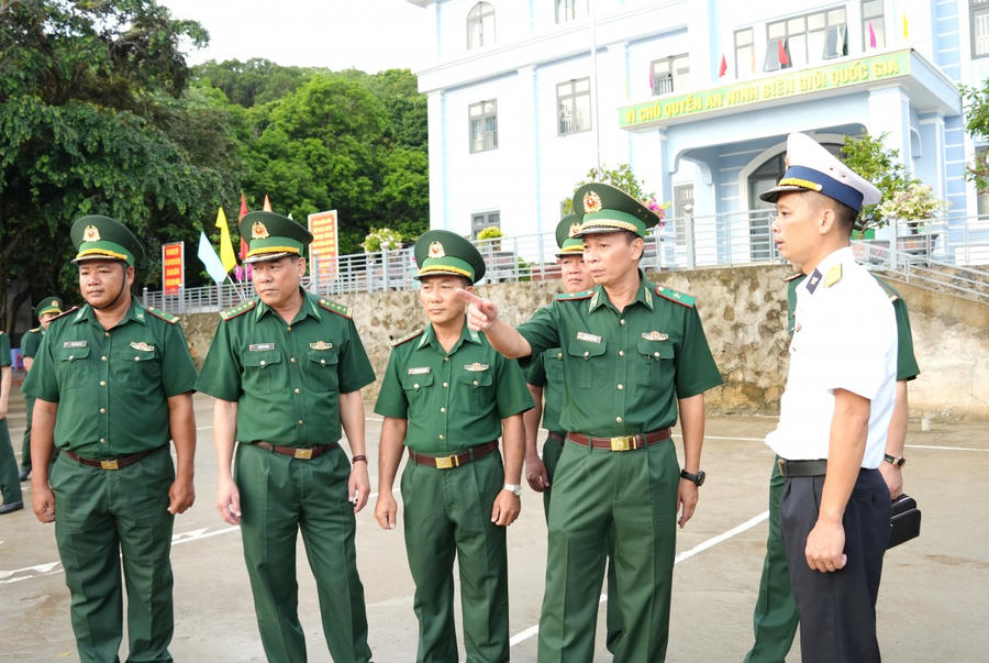 Thiếu tướng Hoàng Hữu Chiến – Phó Tư lệnh, Tham mưu trưởng BĐBP cùng đoàn công tác đến kiểm tra, làm việc tại Đồn Biên phòng Hòn Chuối.