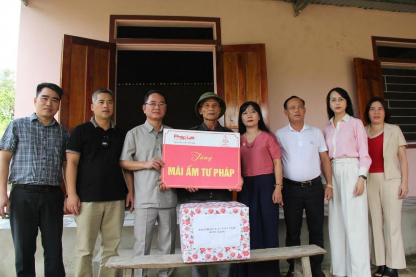 Đoàn công tác bàn giao nhà cho hộ anh Đoàn Tuấn Vũ thôn Hợp Lý trước sự chứng kiến của chính quyền địa phương xã Vũ Quang.