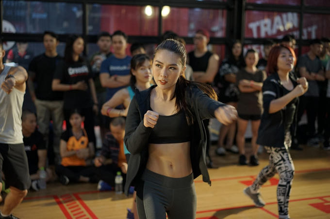 Tường Linh khoe v&ograve;ng eo con kiến tại s&acirc;n khấu thể thao