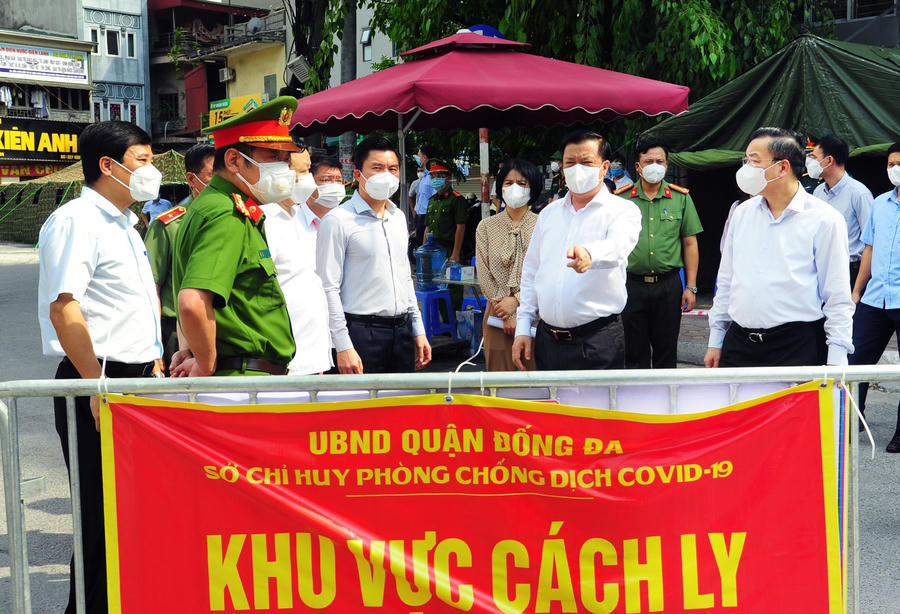 Bí thư Thành ủy Hà Nội Đinh Tiến Dũng kiểm tra công tác phòng chống dịch tại quận Đống Đa.