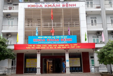 Hai bác sĩ  ở Bệnh viện sản nhi Yên Bái bị chồng của sản phụ hành hung khiến bị rách da đầu, khâu hơn 20 mũi (Ảnh Báo Yên Bài).
