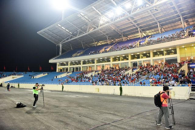 Mọi cổ động viên tập trung vào giữa các khán đài như A-B, còn phía bên hai cánh của khán đài thì xuất hiện nhiều ghế trống..