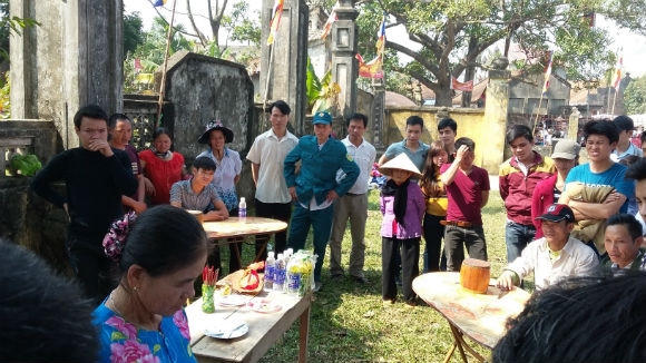 Sau phần lễ là phần hội với các chương trình văn nghệ và trò chơi dân gian được tổ chức cho người dân địa phương và khách thập phương vui chơi, giải trí.