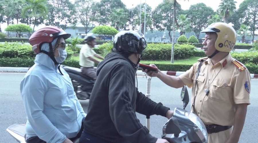 Lực lượng CSGT kiểm tra nồng độ cồn người dân địa phương.