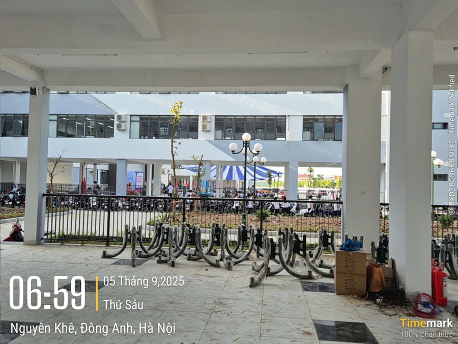 Nhiều thiết bị chiếu sáng chưa được lắp đặt để ngổn ngang trong khuôn viên nhà trường.
					
				
			
			Nhiều thiết bị chiếu sáng chưa được lắp đặt để ngổn ngang trong khuôn viên nhà trường.