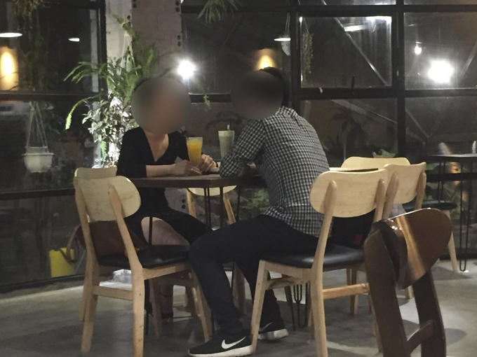 Một người bán tinh trùng (phải) ra giá cho một lần bán con giống là 10 đến 18 triệu đồng.