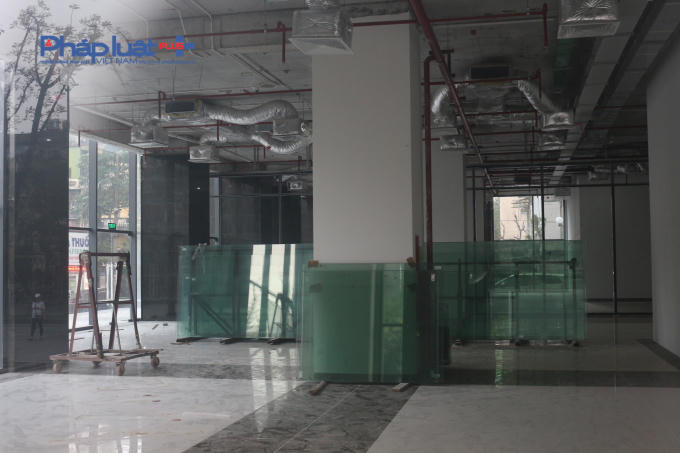 Tại tầng 1, các hạng mục kỹ thuật đang được lắp đặt. Quang cảnh tại đây còn khá ngổn ngang.