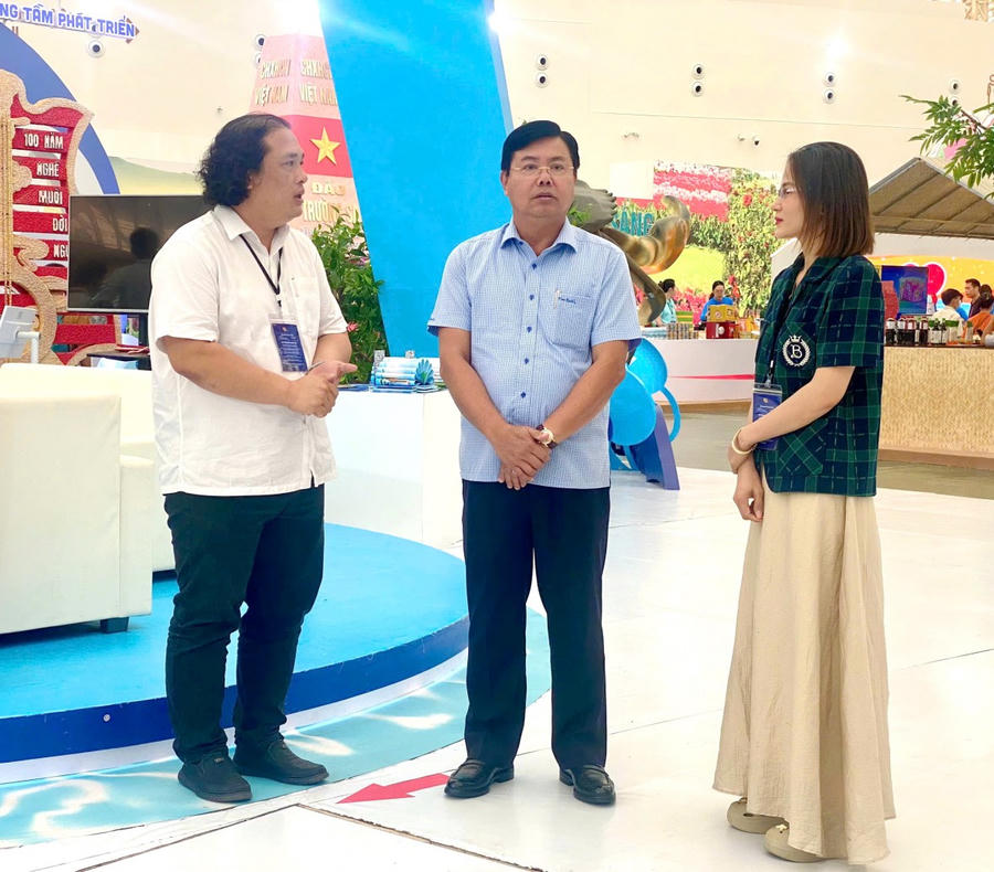 Ông Nguyễn Tiến Hải - Ủy viên BCH TW Đảng, Bí thư Tỉnh ủy An Giang (nguyên Bí thư Tỉnh ủy Cà Mau) tham quan gian hàng trưng bày của tỉnh Cà Mau tại Triển lãm thành tựu đất nước, tổ chức tại Hà Nội.