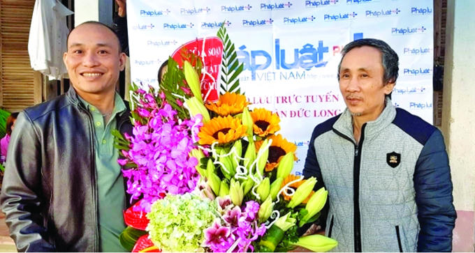 Nhà báo Quốc Cường (bên trái) đã góp phần giúp ông Hàn Đức Long