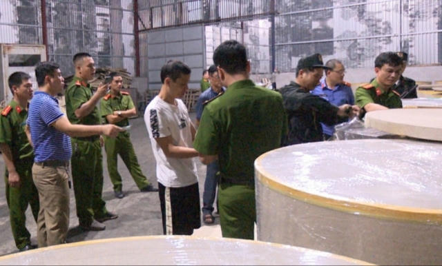 Quảng Ninh: Gia công thùng tôn hình