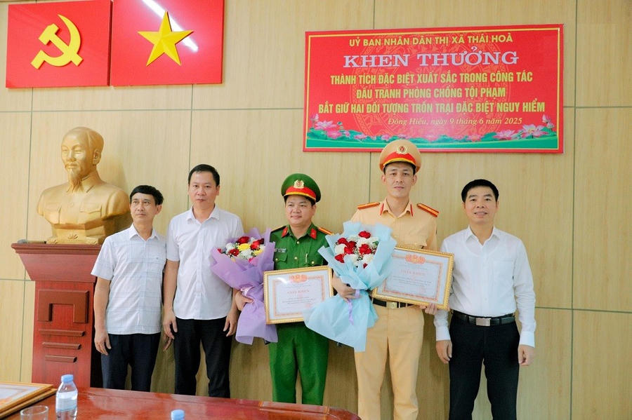 Khen thưởng 2 tập thể vây bắt thành công 2 phạm nhân trốn trại.
