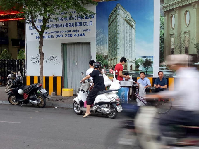 Bán hàng rong tại đường Hai Bà Trưng.
