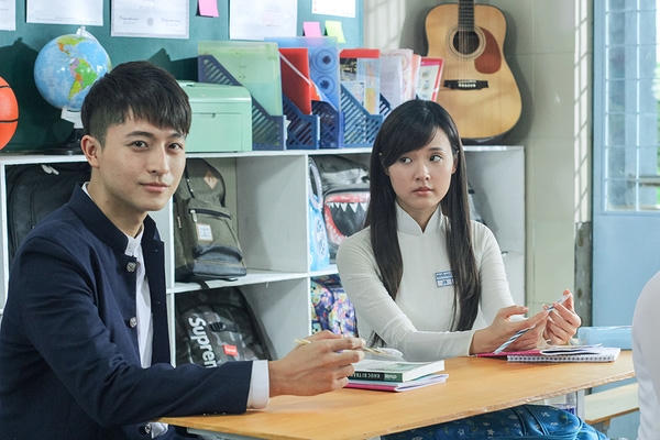 Midu đẹp tinh khôi bên hot boy Harry Lu