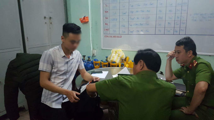 Phóng viên H.V.N (trái) cho biết chủ quán bar và nhân viên, bảo vệ quán không hề can ngăn trong 2 giờ anh bị nhóm thanh niên bắt giữ, hành hung trong quán.