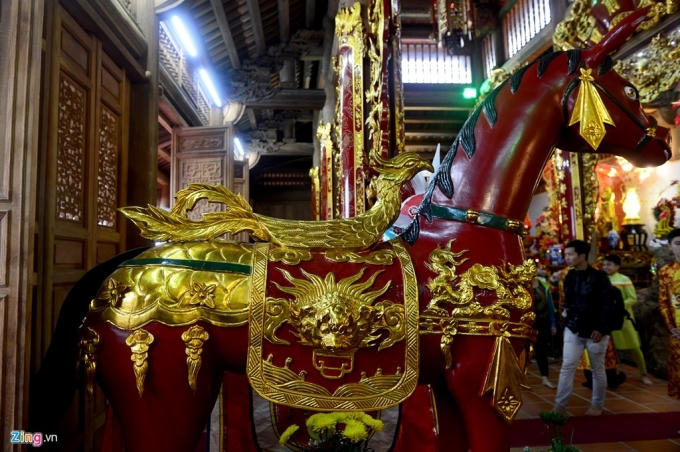 Bên trong trang trí nhiều đồ bằng gỗ, đồng như tượng ngựa vàng, tượng sư tử bằng gỗ, chiếc trống, chuông...