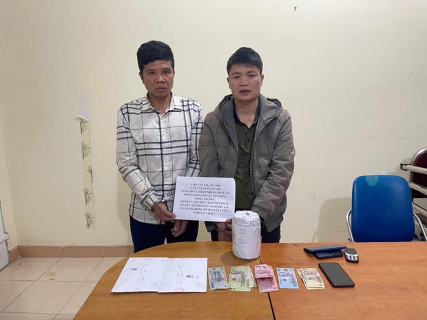 Hà Văn Tau (trái) và Lò Văn Tuấn sau khi bị bắt