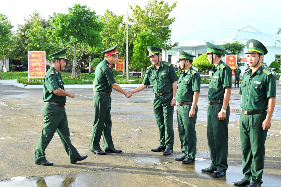 Thiếu tướng Trấn Bá Khương - Phó Cục trưởng cục Quân huấn - Nhà trường kiểm tra Đồn Biên phòng Gạch Gốc.